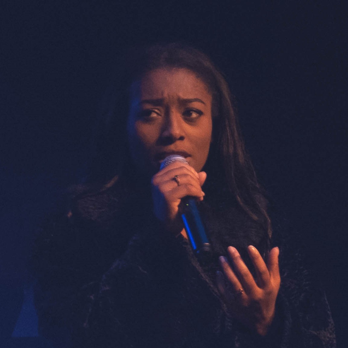Pauline Beriat, diplomee de l'EPAS, chante sur scene a Macon